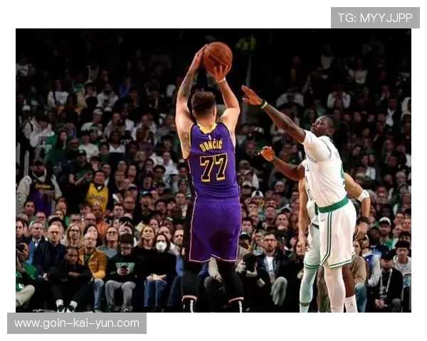 布朗冲击篮筐，凯尔特人进攻火力全开