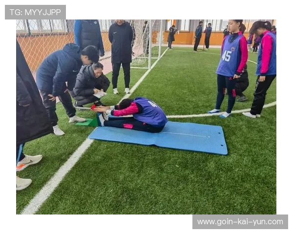 球队在训练营中通过技术分解提高球员表现，球队怎么训练