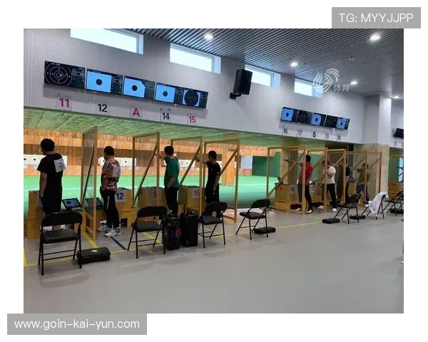 射击飞碟连续击中目标令人拍案叫绝 射击飞碟连续击中目标令人拍案叫绝