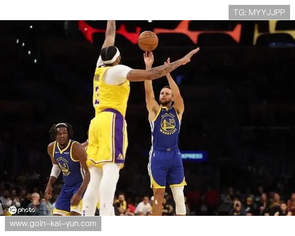 勇士底角三分连中,对手被迫暂停 勇士底角三分连中,对手被迫暂停