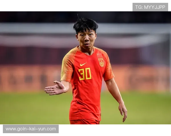 足球主裁露出“体能暴击”全场奔跑比球员还拼！